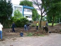 Grondvoorbereiding met de hele brink: vele handen, licht werk!