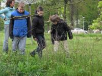 kinderen op zoek naar eetbare planten